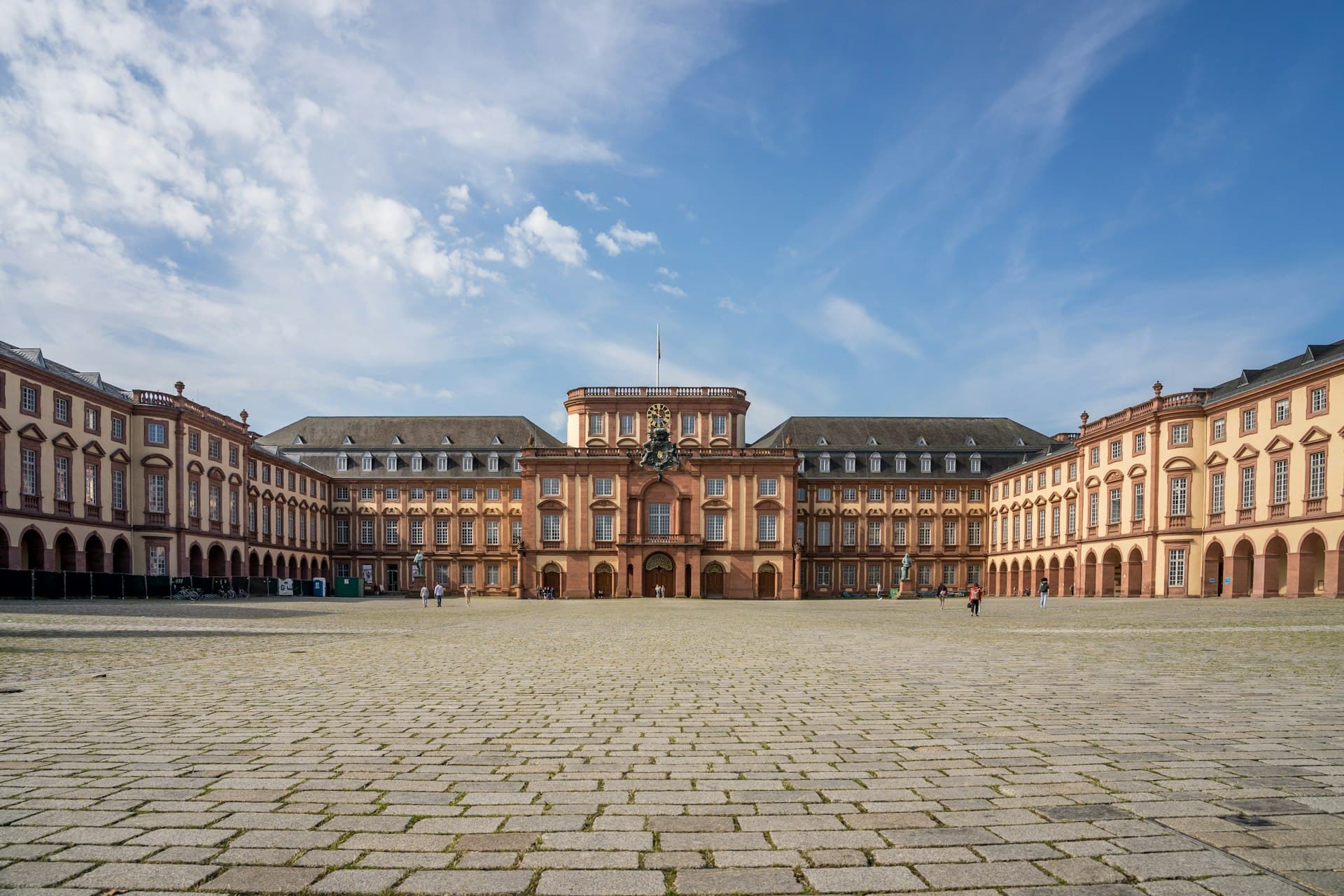 Das Mannheimer Barockschloss mit dem gepflasterten Vorplatz