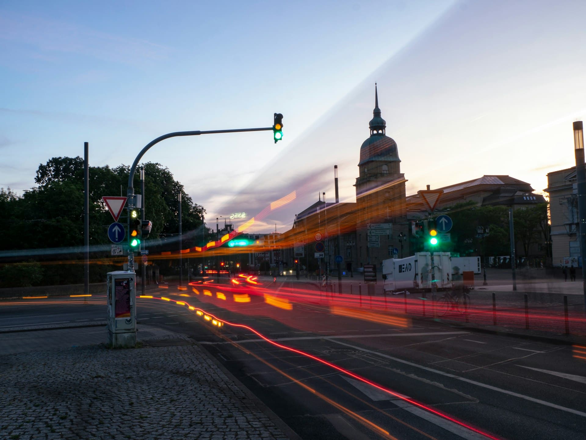 Darmstädter Innenstadtstraße zur blauen Stunde mit Lichtspuren
