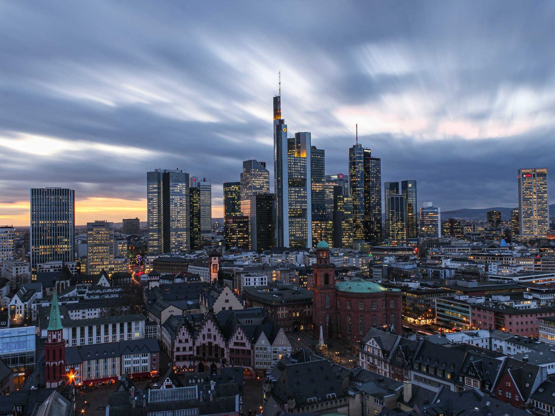 Frankfurter Skyline in der Abenddämmerung mit Fachwerkhäusern im Vordergrund