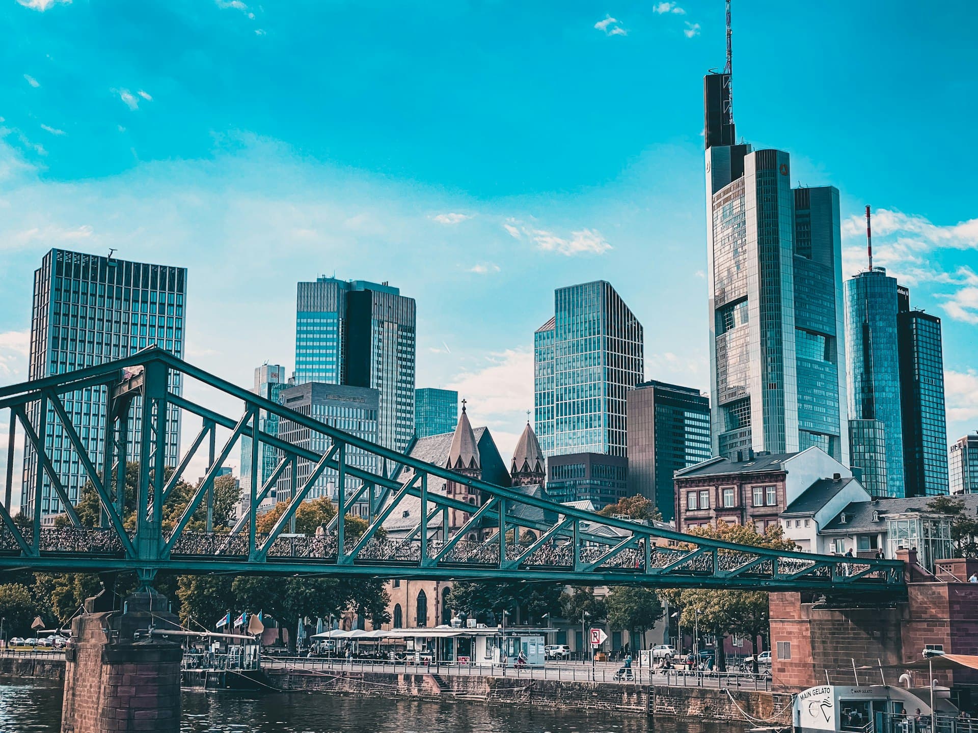 Der Eiserne Steg über den Main vor der Frankfurter Skyline