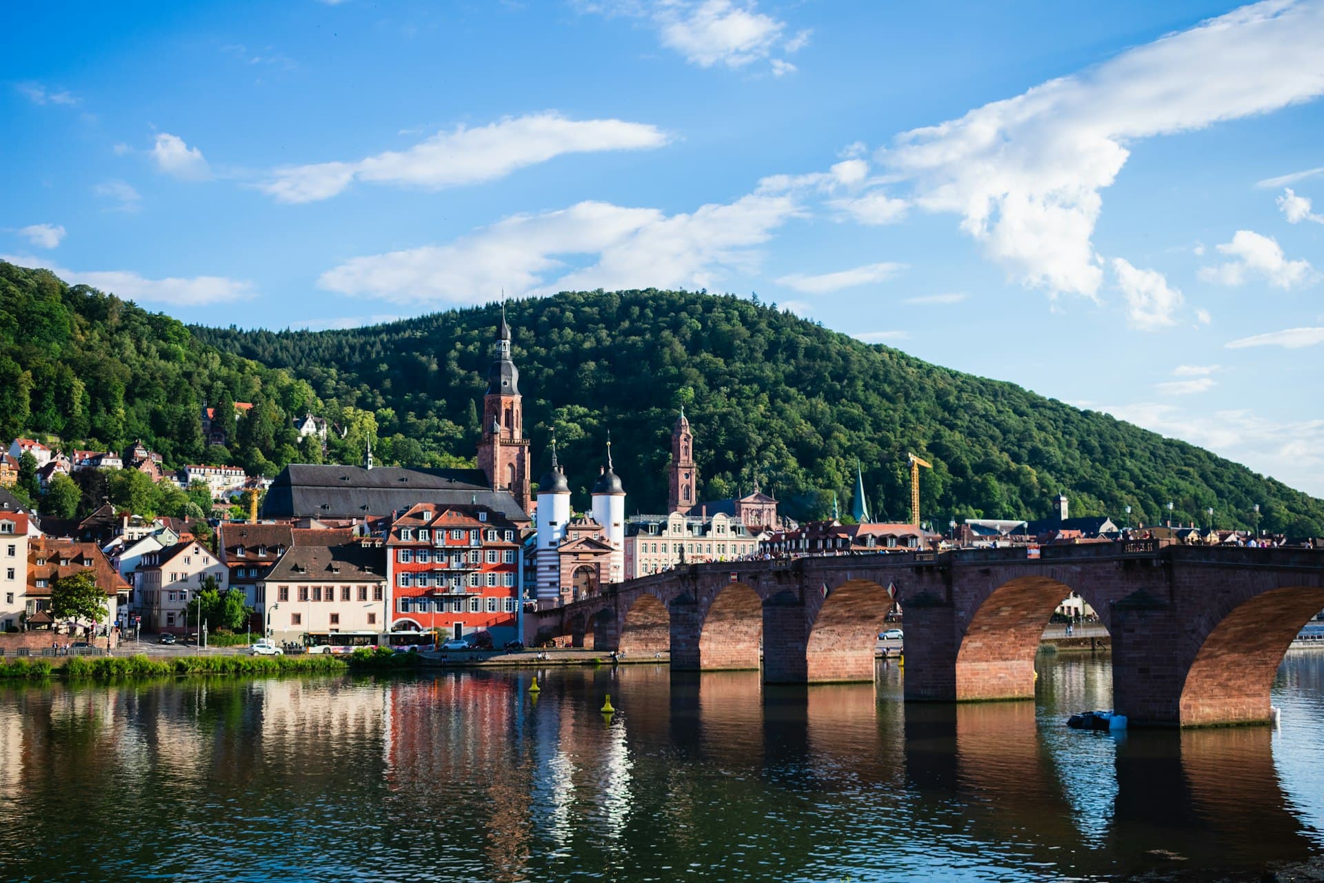 Die Alte Brücke über den Neckar mit der Heidelberger Altstadt