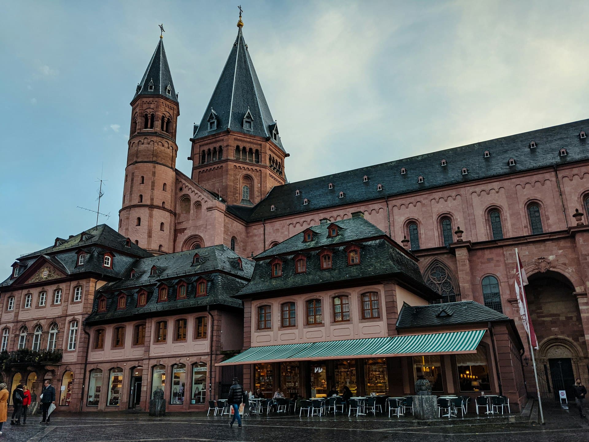 Der Mainzer Dom in rotem Sandstein mit seinen beiden Türmen