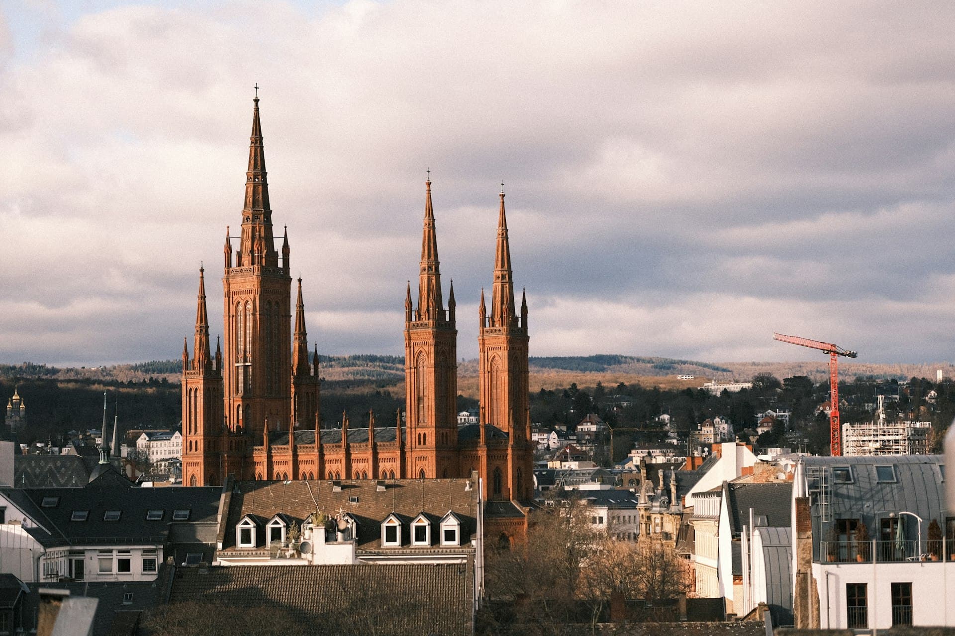 Die Wiesbadener Marktkirche mit ihren Backsteintürmen